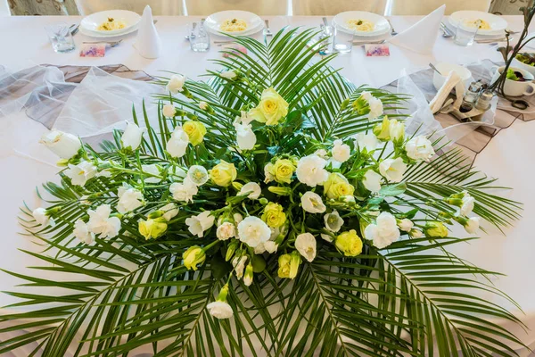 Mazzo Fiori Una Tavola Nuziale Decorazione Tavolo Floreale Nuziale — Foto Stock