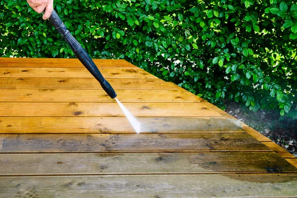 Schoonmaakterras Met Wasmachine Hogedrukreiniger Houten Terrasoppervlak — Stockfoto