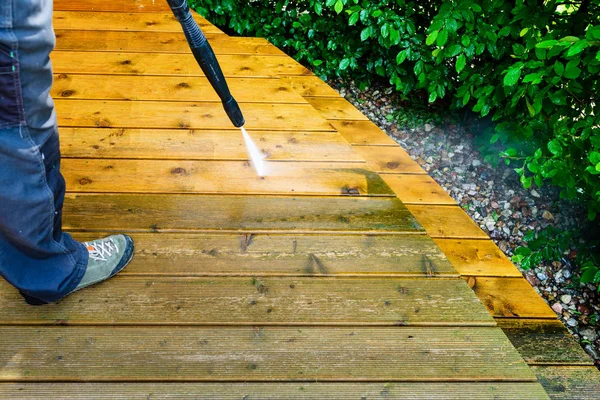 Terrassenreinigung Mit Hochdruckreiniger Hochdruckreiniger Auf Terrassenoberfläche Aus Holz — Stockfoto