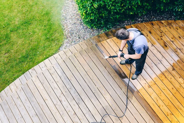 Hombre Terraza Limpieza Con Una Lavadora Energía Limpiador Alta Presión — Foto de Stock