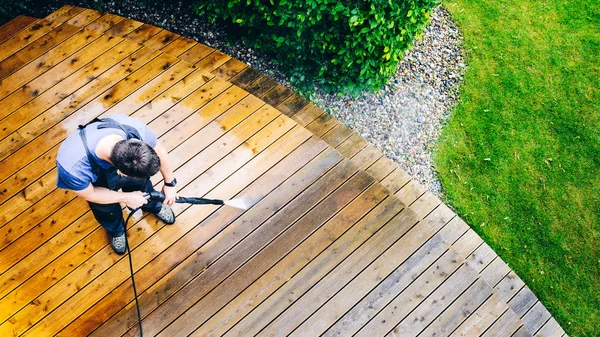 Mann Reinigt Terrasse Mit Einem Hochdruckreiniger Hochdruckreiniger Auf Holzterrassenoberfläche — Stockfoto