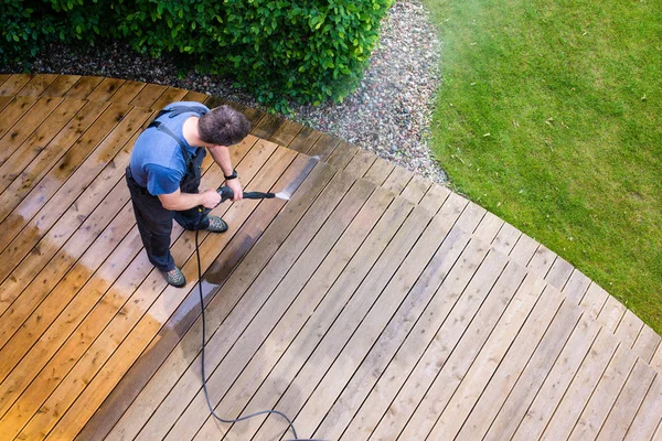 Homem Limpeza Terraço Com Uma Máquina Lavar Energia Limpador Alta — Fotografia de Stock