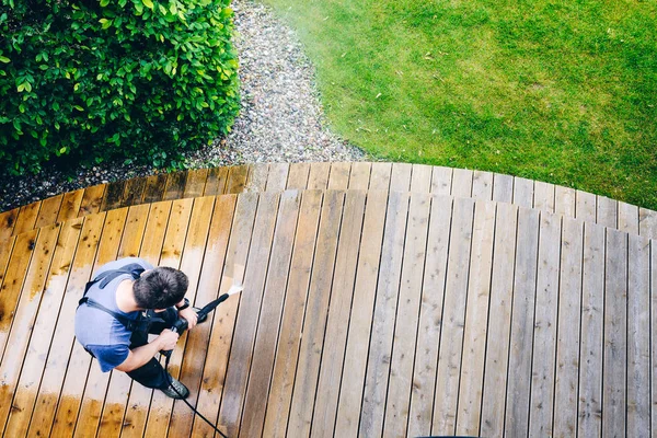 Terrazza Pulizia Dell Uomo Con Una Lavatrice Alta Pressione Dell — Foto Stock