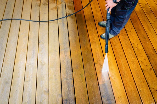 Schoonmaakterras Met Wasmachine Hogedrukreiniger Houten Terrasoppervlak — Stockfoto