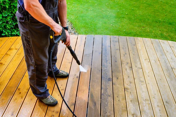 Terrazza Pulizia Dell Uomo Con Una Lavatrice Alta Pressione Dell — Foto Stock