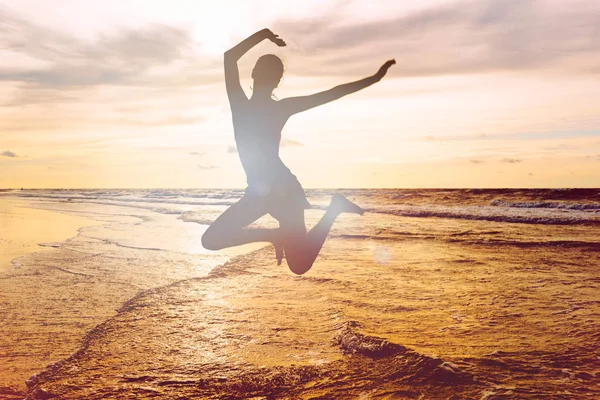 Силуэт Фото Девушки Прыгающей Пляже Берегу Моря Фоне Заката — стоковое фото