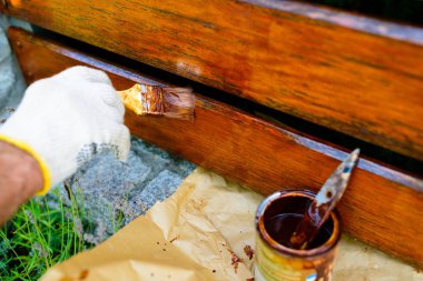 ahşap bir çit - boyama fırça yakın çekim, çok sığ bir alan derinliği