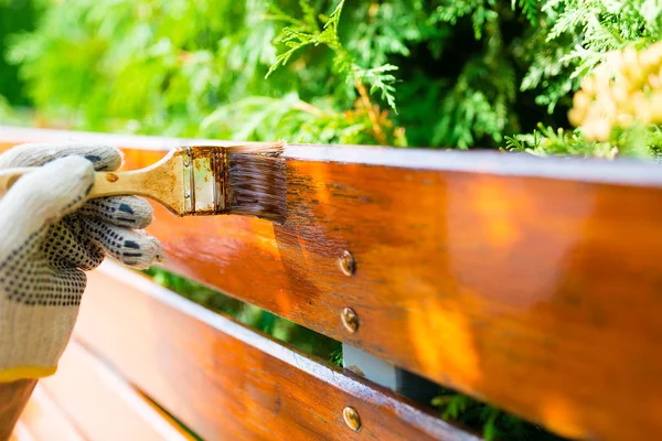 ブラシのクローズ アップ 非常に浅い被写し界深度 木製のフェンスを塗る — ストック写真