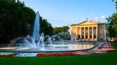 Grand Theatre - neoklasik opera Poznan, Polonya - batan güneşin ışınları içinde bulunan ev