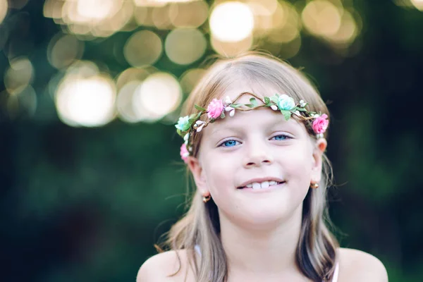 Lachende Meisje Met Een Bloemen Krans Haar Hoofd — Stockfoto