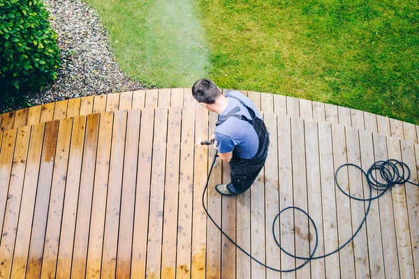 Man Reinigen Terras Met Een Wasmachine Hogedrukreiniger Houten Terras Oppervlak — Stockfoto