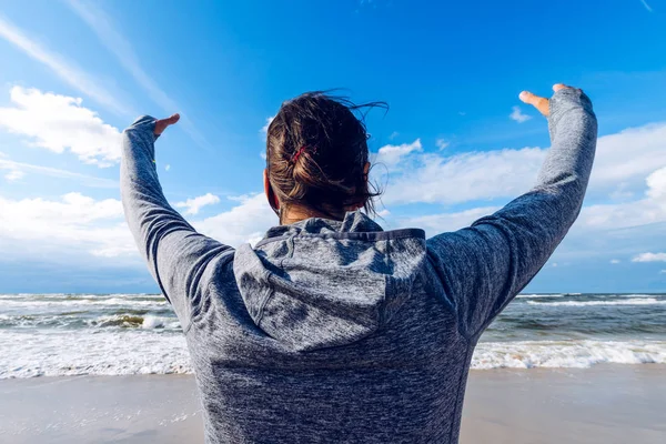 Summer Holidays Woman Her Hands Sea Wearing Sports Hoodie — Stock Photo, Image