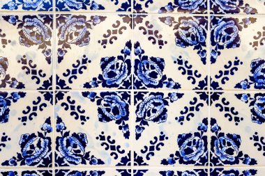 Porto 'daki evin ön cephesinin geleneksel dekorasyonu. Tipik Portekiz ve İspanyol seramik fayansları azulejos