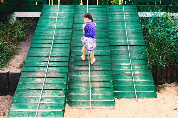 Menina Escalando Uma Parede Madeira Livre Parque Infantil Usando Corda — Fotografia de Stock