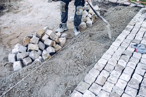 建筑工人放置石砖的人行道 工人放置花岗岩鹅卵石路面在露台 — 图库照片