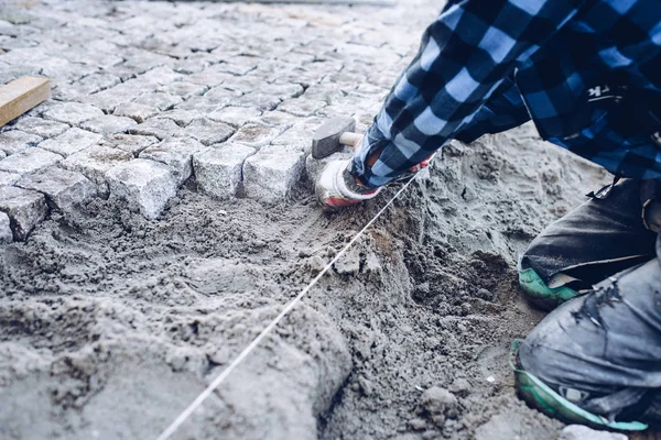 舗装岩や石畳のブロックを道路舗装に設置する工業労働者は — ストック写真