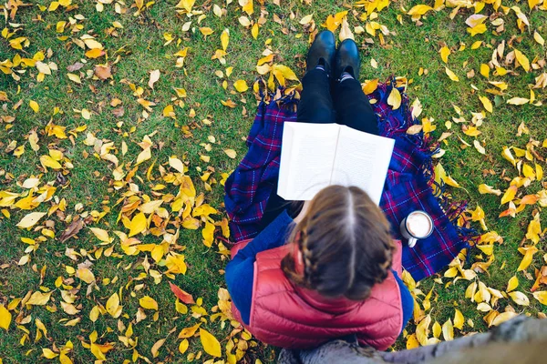 Estilo Vida Uma Jovem Está Lendo Livro Debaixo Uma Árvore — Fotografia de Stock