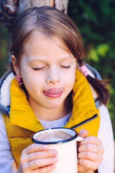 Enfant Fille Boire Chocolat Partir Une Tasse Vêtue Gilet Jaune — Photo