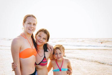 Çocuklar eğleniyor sunset beach - dostluk özgürlük plaj yaz tatil kavramı