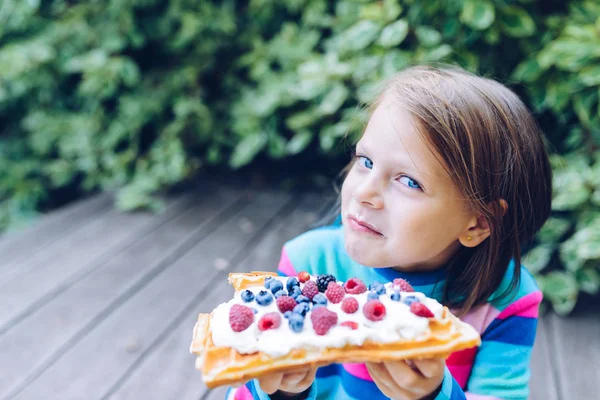 Waffle Kız Ile Bahçe Gülümseyen Yapılan Şanti Krema Ahududu Yaban — Stok fotoğraf