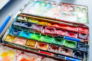 Suluboya boya üreten, kalem ve fırça bir teneke boya portre için ayarlayın. Seçici odak - çok sığ derinlik-in tarla