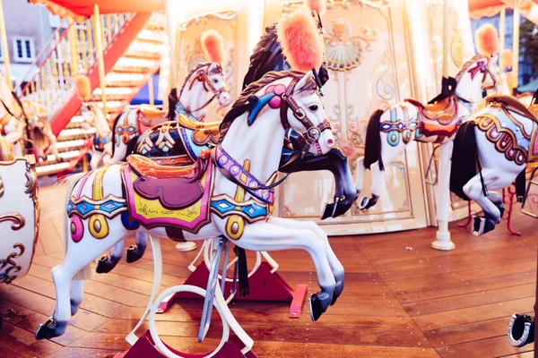 五颜六色的旧法国旋转木马在一个度假公园 带马的旋转木马与复古老式过滤器配合 — 图库照片