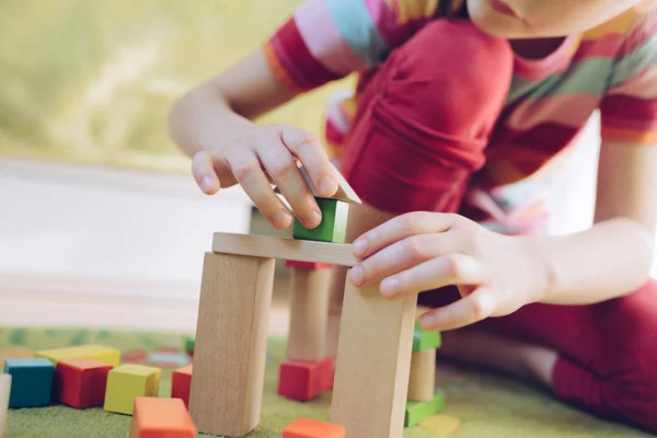Criança Pequena Brincando Com Blocos Madeira Tapete Verde Profundidade Rasa — Fotografia de Stock