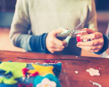 terzi Sanat Atölyeleri çocuklar - dikiş bir kız için dekorasyon - renkli kumaş bir masanın üzerinde yatan hissettim