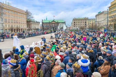 Poznan, Polonya - 6 Ocak 2019: üç papaz alay olarak da adlandırılan Epiphany holiday Hıristiyan din - geleneksel alayı, Magi ziyareti bebek İsa'nın yeniden inşası-