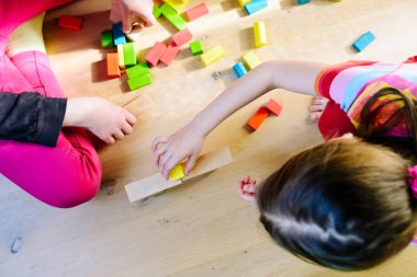 Çocuklar oynarken ile renkli ahşap bloklar - yukarıdan görüntülemek