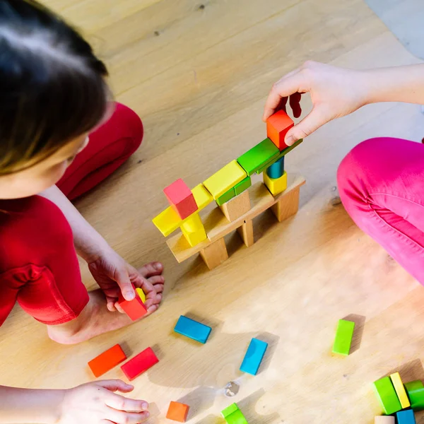 Crianças Brincando Com Blocos Madeira Coloridos Vista Cima — Fotografia de Stock