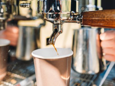 Espresso makinesi bira bir kahve - altın espresso kahverengi kağıt bardağa akan 