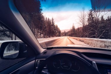 doğal kış sezonu - araba - Pov, görünümden kar yağışı sırasında karla kaplı manzara ile boş yolun ilk kişi görünümü atış