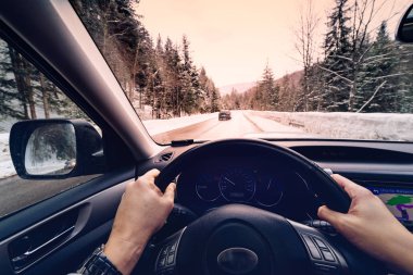 doğal kış sezonu - araba - Pov, görünümden kar yağışı sırasında karla kaplı manzara ile boş yolun ilk kişi görünümü atış