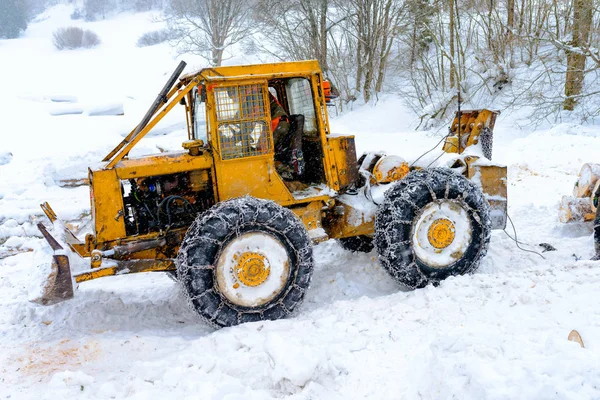 Erdészeti Traktor Névtelen Favágók Téli Szezonban Fából Készült Gerendák Hegyi — Stock Fotó
