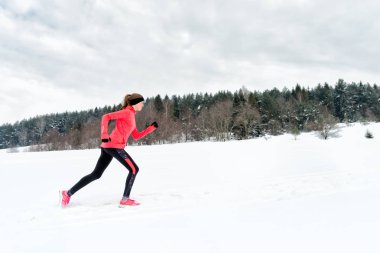 Genç kadın kar kış Dağları'nda çalışan 