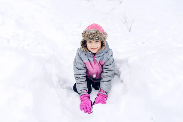 Holčička se baví ve sněhu — Stock fotografie