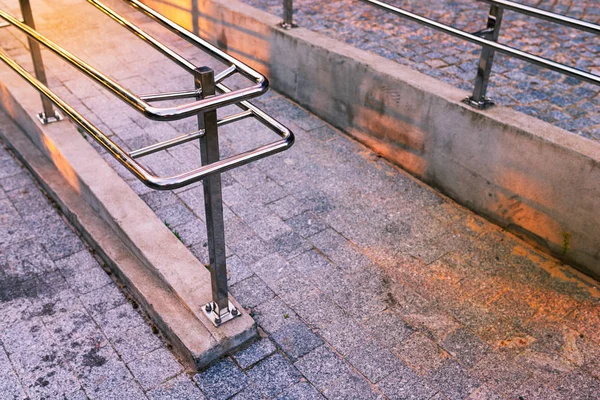 車椅子用のコンクリート スロープ-の私道 — ストック写真
