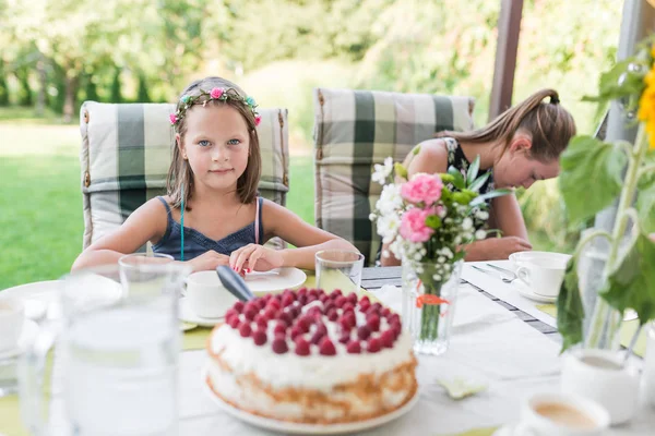 Pequena garota rindo em sua festa de aniversário no terraço do jardim — Fotografia de Stock