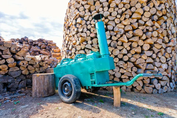 Alte Feldküche auf einem Hintergrund aus Holzstämmen — Stockfoto