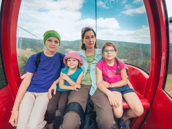 Família Conjunto Nas Montanhas Mãe Filhas Carruagem Teleférico — Fotografia de Stock