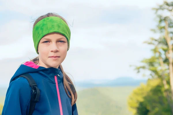 Junges Mädchen mit Stirnband während eines Bergausflugs, das direkt aussieht — Stockfoto