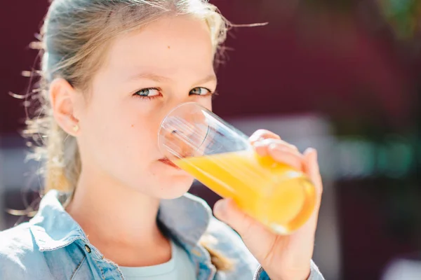 新鮮なオレンジジュースを飲む十代の少女。健康的なライフスタイル, Ve — ストック写真