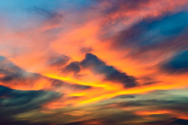 Puesta de sol y nubes tormentosas sobre campos y colinas en Pieniny Mounta — Foto de Stock