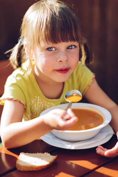Petite fille manger de la soupe chaude — Photo
