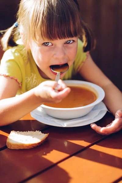 Menina comendo sopa quente — Fotografia de Stock