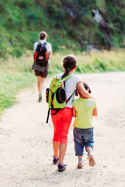 Zwei kleine Mädchen während eines Familienausflugs nach ihrer Mutter — Stockfoto