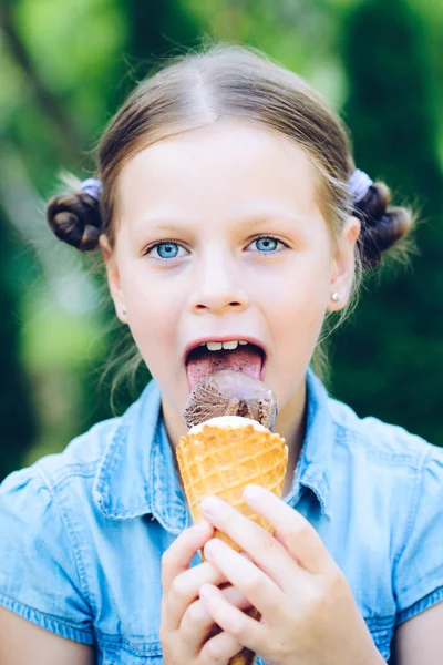 アイスクリームを食べる少女の笑顔 — ストック写真