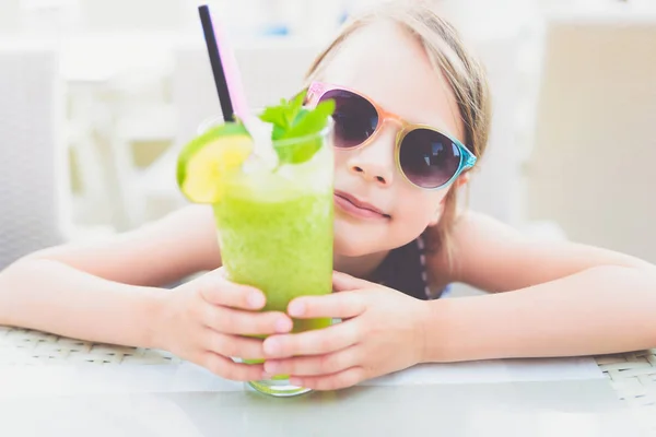 夏にフルーツスムージーを飲む小さな笑顔の女の子 — ストック写真
