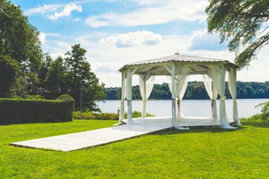 gölün kıyısında beyaz düğün çardak